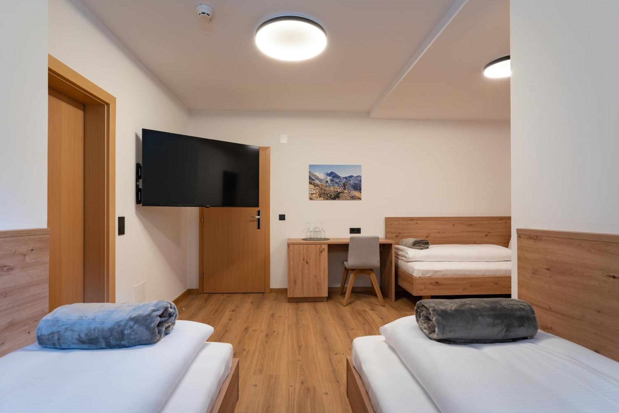 Self Service Hotel Schnalser Hof Naturns Bagian luar foto